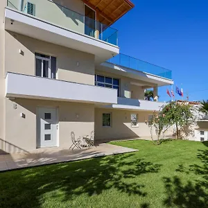 Mimani 2 , Berat Albanië